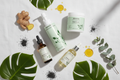Alverda Full Body Glow Bundle – flat lay med botaniska ingredienser